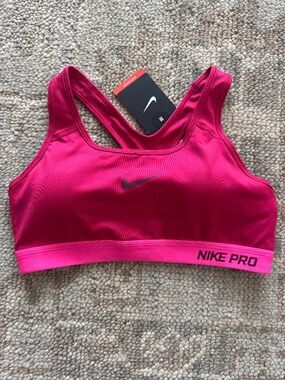 NWT Women’s Nike sports bra size M